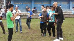 Sergio van Dijk berfoto bersama Bobotoh saat tiba saat mengunjungi mess Persib Bandung di Bandung, Rabu (18/5/2016). (bola.com/Erwin Snaz)