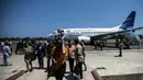 Sejumlah penumpang menuruni pesawat dalam penerbangan perdana Garuda dengan rute Denpasar-Dili di Dili, Timor Leste, Jumat (24/10/2014) (Antara Foto/Rosa Panggabean)