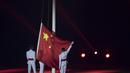 Pengibaran China saat penutupan Asian Games di SUGBK, Jakarta, Minggu (2/9/2018). (Bola.com/Vitalis Yogi Trisna)