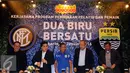 Presiden Inter Milan, Erick Thohir (kedua kiri) bersama pelatih Persib, Djadjang Nurdjaman (tengah) usai memberikan keterangan seputar program pembinaan pelatih dan pemain di Italia, Jakarta, Rabu (13/1/2016). (Liputan6.com/Helmi Fithriansyah)