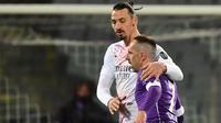 Pemain AC Milan, Zlatan Ibrahimovic dan bintang Fiorentina, Franck Ribery saat kedua tim bertemu di Serie A, Senin (22/03/2021) dini hari WIB. (Tiziana FABI / AFP)