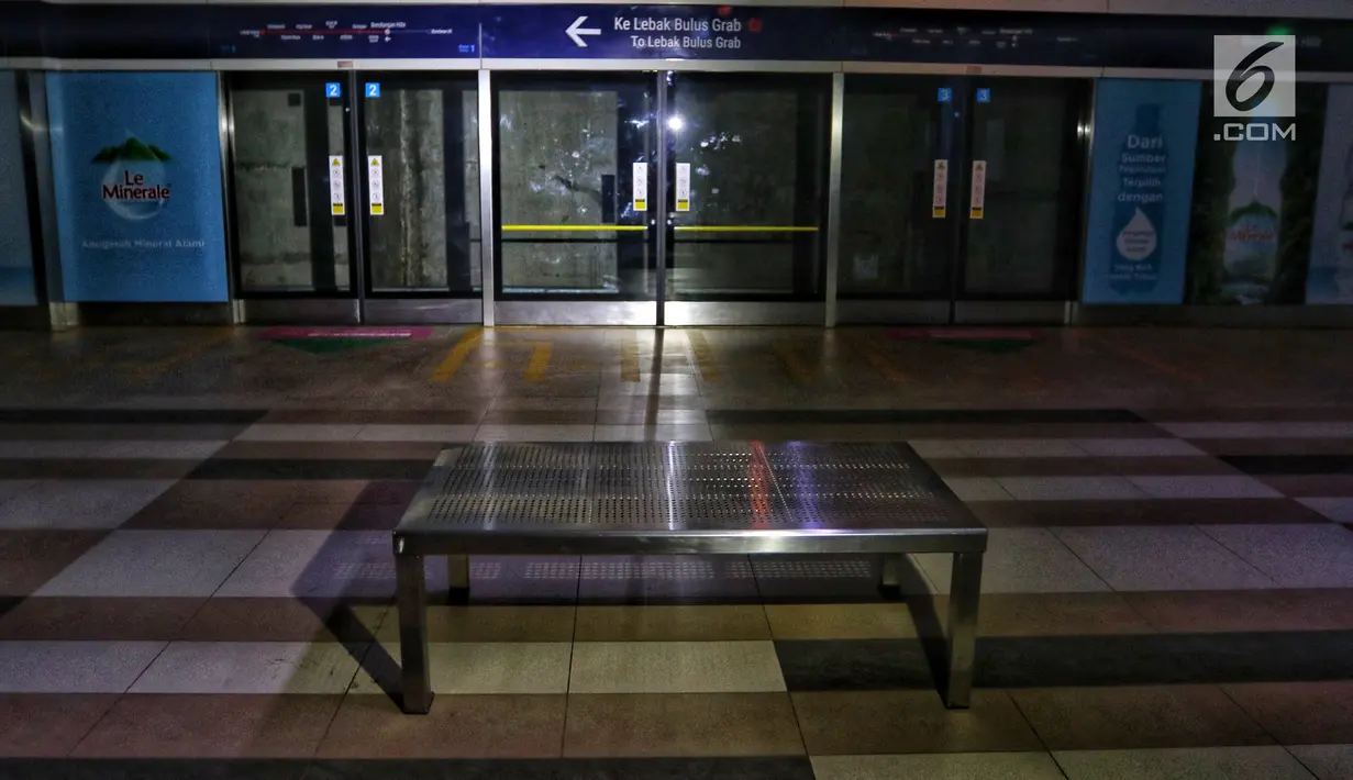 Suasana Stasiun MTR Bendungan Hilir saat terjadi pamadaman listrik di wilayah Jabodetabek, Jakarta, Minggu (4/8/2019). Pemadaman listrik mengakibatkan layanan MRT berhenti dan lumpuh total. (Liputan6.com/JohanTallo)