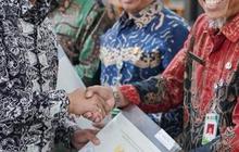 Wamen Raja Juli Serahkan Sertifikat Tanah yang Diwakafkan ke Guru Spiritual Jokowi