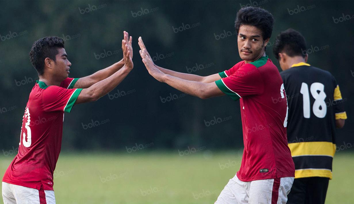 Striker Indonesia U-19, Muhammad Rafli, merayakan gol yang dicetaknya ke gawang PPLM pada laga ujicoba di Lapangan NYTC Sawangan, Depok, Jawa Barat, Jumat (5/8/2016). Indonesia U-19 menang 3-0 atas PPLM. (Bola.com/Vitalis Yogi Trisna)