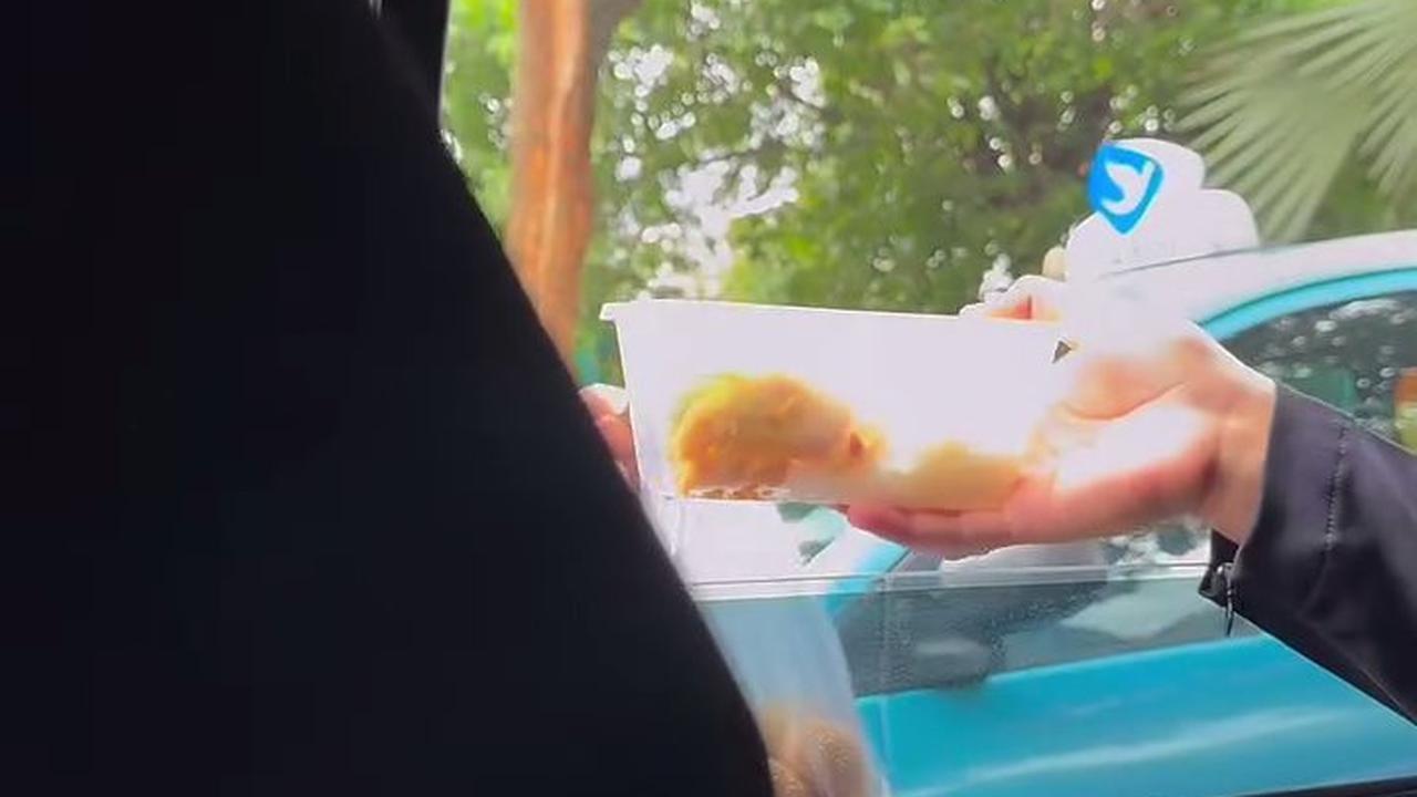 7 Potret Atta Halilintar Masak untuk Dibagikan Di Jumat Berkah, Goreng Ayamnya Pakai Helm