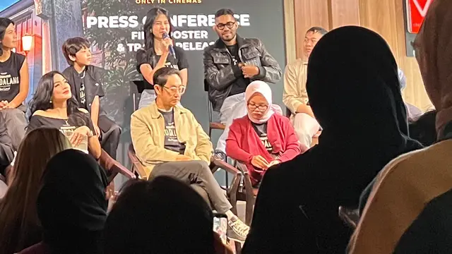 Awi Suryadi, berjaket kuning, dalam konferensi pers film Perumahan LADDALAND pada kawasan Jakarta Selatan, Senini (13/7/2026). (Liputan6.com/Afradhiya N. R)