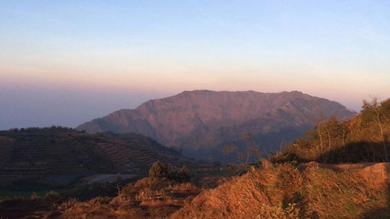 Menikmati keindahan sunrise dari Bukit Sikunir