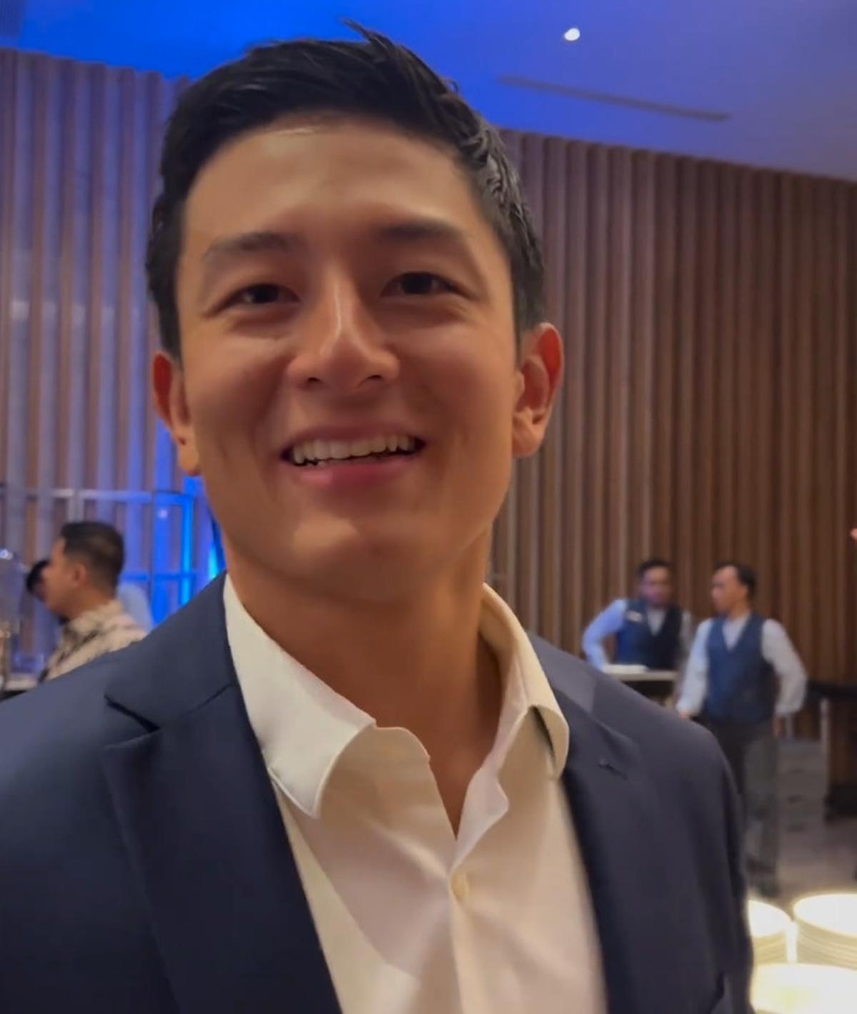 Rio Haryanto tersenyum bahagia saat tertangkap kamera Incess Nabati di sebuah acara