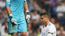 Striker Real Madrid, Cristiano Ronaldo, tampak kecewa usai gagal menjebol gawang Real Betis pada laga La Liga Spanyol di Stadion Santiago Bernabeu, Rabu (20/9/2017). Real Madrid kalah 0-1 dari Real Betis. (AFP/Gabriel Bouys)