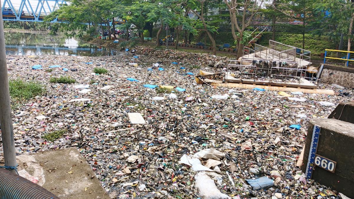 Sampah Memenuhi Oxbow Citarum, Bau Tak Sedap Begitu Menyengat