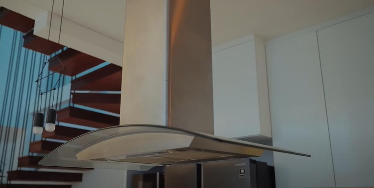 9 Potret Dapur Raditya Dika yang Elegan, Kitchen Island Full Marmer - Ada Tatakan Unik