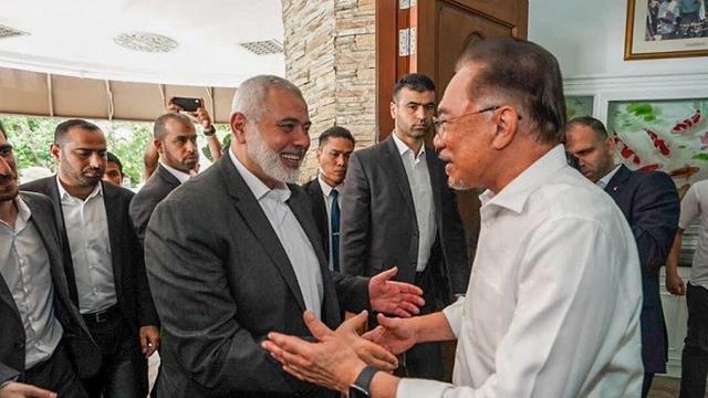 PM Malaysia Anwar Ibrahim pada Selasa (17/10/2023), mengunggah potret dirinya bersama dengan Kepala Biro Politik Hamas Ismail Haniyeh. (Dok. Instagram/anwaribrahim_my)
