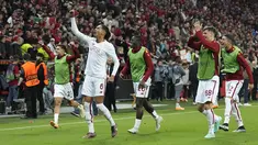 Para pemain Roma berselebrasi setelah pertandingan leg kedua semifinal Liga Europa melawan Bayer Leverkusen di BayArena di Leverkusen, Jerman, Jumat, 19 Mei 2023. (AP Photo/Martin Meissner)