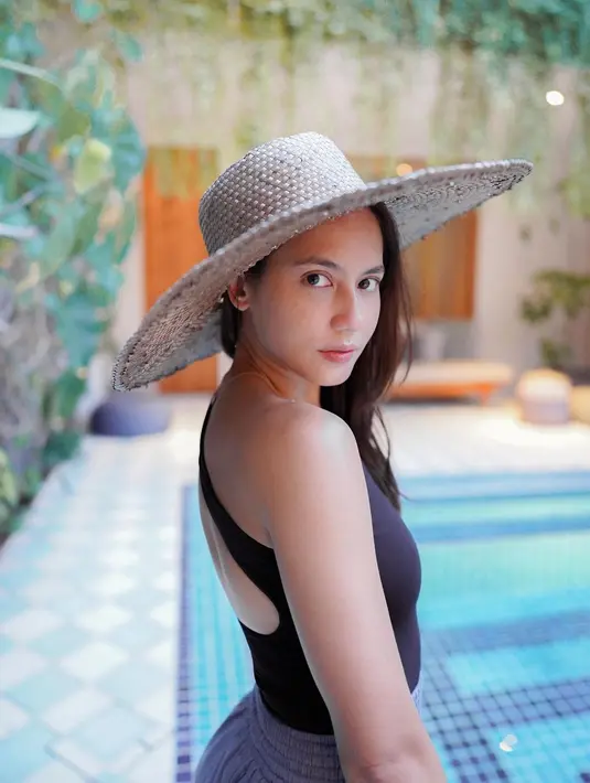 <p>Meski badannya didominasi dengan otot hasil latihan keras, nyatanya Pevita Pearce mampu tampil anggun dan girly di momen yang tepat. (FOTO: instagram.com/pevpearce/)</p>