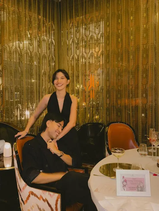 Well, kita ucapkan selamat atas anniversary pernikahan Vidi dan Sheila ya, Sahabat Fimela! @vidialdiano]