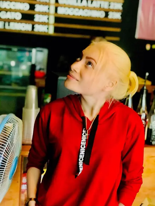 Dirinya adalah seorang perempuan asal Papua yang berprestasi. Ia berhasil mendapat gelar sebagai Putri Berbakat Kabupaten Kepulauan Yapen 2018.