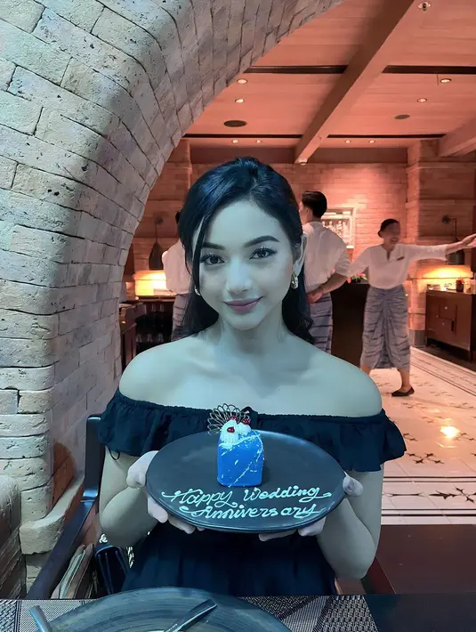 Glenca tampil anggun dengan dress off shoulder warna hitam. Penampilannya disempurnakan dengan riasan natural dan tatanan rambut half up do. [@glencachysaraofficial]