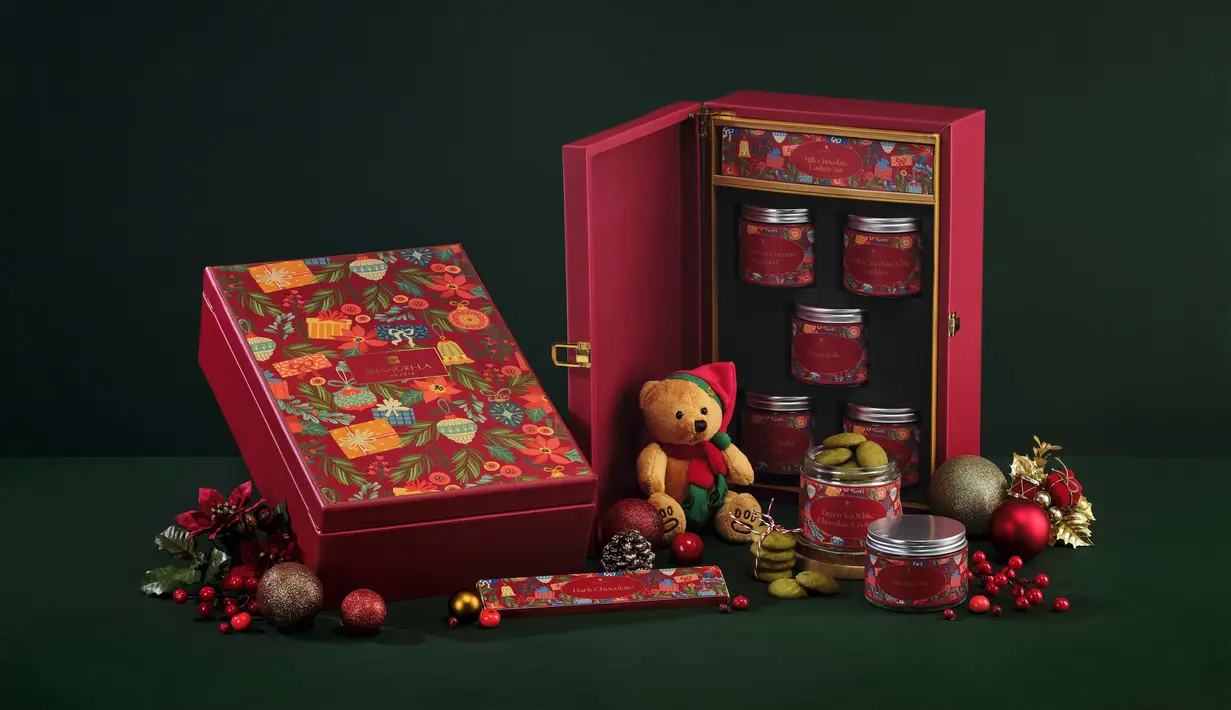 Penawaran eksklusif ini akan tersedia mulai 24 Desember 2022 hingga 1 Januari 2023. Pengalaman santap malam prasmanan dan brunch spesial Malam Natal di SATOO, JIA menawarkan Holiday Santa Set yang istimewa dengan set menu khas China, serta Santa’s Pao Basket dan Dim Sum. Tak ketinggalan, restoran Nishimura juga akan memanjakan para tamu dengan sederet hidangan Jepang nan lezat. Begitu juga dengan Rosso restoran khas Italia, akan menyajikan menu spesialnya untuk santap siang dan santap malam, bagi pengunjung yang ingin memanjakan lidah mereka dengan kekayaan
kreasi Italia. Untuk SATOO Deli sendiri memiliki berbagai macam kreasi Kue Natal, Kue Kering Gingerbread, Chocolate and Pastries. Dengan menu pilihan kreasi lain seperti Christmas Globe Cake, Yule Log, Gingerbread House, Popsicle Christmas, dan masih banyak lagi, item retail ini akan tersedia untuk memuaskan selera manis sepanjang bulan Desember ini./  Foto dok Shangri-La Jakarta.