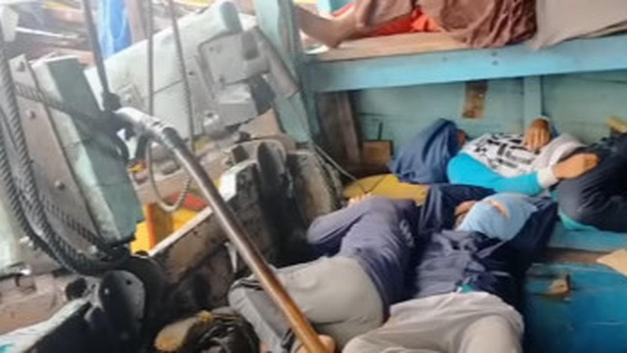 Miris, Cuaca Ekstrem Nasib Para Nelayan di Dalam Kapal Tidur Bertumpuk-tumpuk