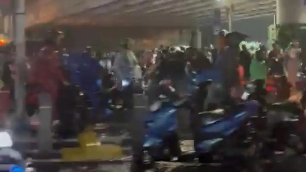 Imbas kabar seorang pengemudi ojek online meninggal dunia,  massa semakin menumpuk di Perempatan TPU karet.