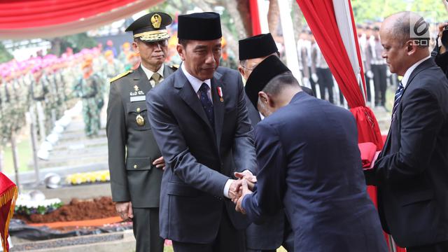 Momen Jokowi Letakkan Karangan Bunga di Makam BJ Habibie