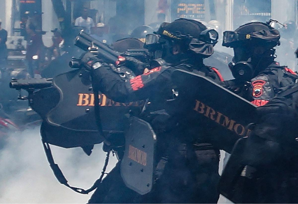 FOTO: Pati Bergejolak, 100 Ribu Massa Turun ke Jalan