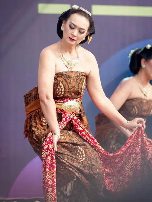 Dari beberapa  potret yang dibagikan, mantan istri Katon Bagaskara itu terlihat sangat luwes  mengikuti irama gamelan. [Instagram/irawbw]