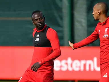 Pemain Liverpool Sadio Mane (kiri) berbincang dengan Fabinho saat sesi latihan di Kompleks Melwood, Liverpool, Inggris, Senin (16/9/2019). Liverpool akan menghadapi Napoli pada laga perdana Grup E Liga Champions 2019-2020. (Paul ELLIS/AFP)