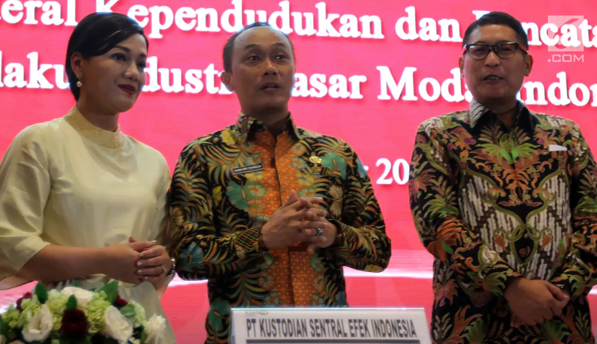 Dirjen Dukcapil Zudan Arif Fakrulloh, Dirut KSEI Friderica Widyasari Dewi, Dirut BEI Inarno Djajadi usai penandatanganan kerja sama pemanfaatan data Ditjen Dukcail dengan 104 pelaku industri pasar modal, Jakarta, Jumat (21/12). (Liputan6.com/JohanTallo)