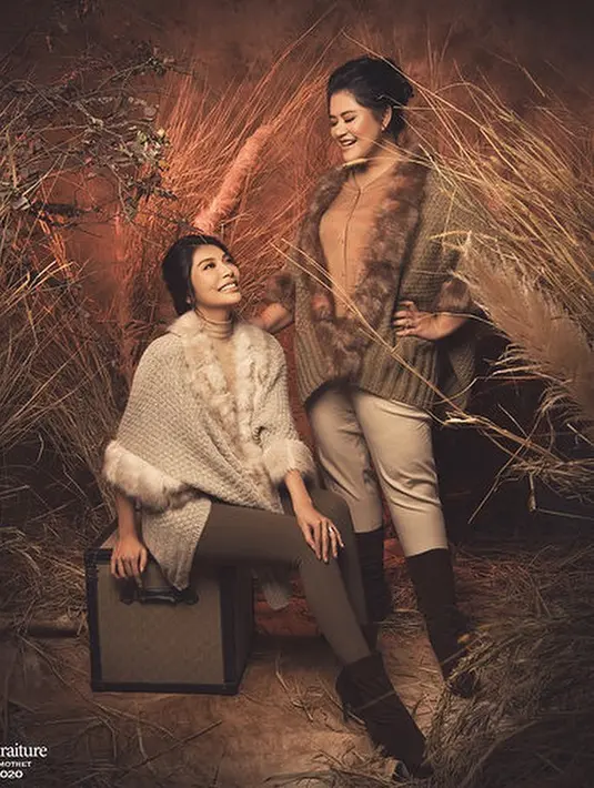 Kahiyang Ayu nampak seperti model sampul majalah dengan gaya stylish. Ia kenakan kemeja dengan outer berbulu dan boots yang trendy [@ayangkahiyang]