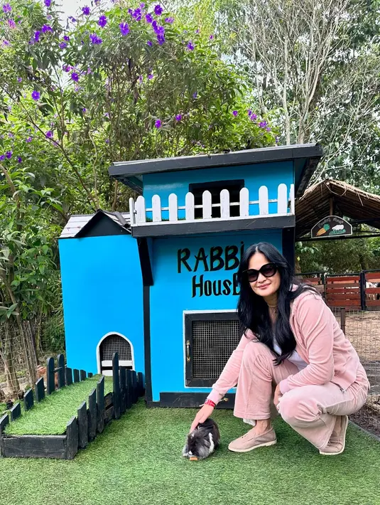 Di usianya yang sudah 56 tahun, sosok Donna Harun selalu tampil stylish dan menawan. Sudah menjadi seorang nenek, gayanya tetap menjadi inspirasi banyak pengikutnya di media sosial Instagram. Gayanya yang kasual saat liburan ini pun menuai banyak pujian dari netizen. (Liputan6.com/IG/@donnaharunofficial)