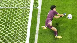 Yassine Bounou merupakan salah satu sosok dibalik keberhasilan Maroko melangkah jauh hingga ke babak semi final Piala Dunia 2022. Bono tampil heroik di bawah mistar gawang skuad Singa Atlas. (AP Photo/Petr David Josek)