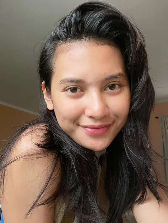 <p>Kecantikan memang asalnya tidak hanya dari riasan luar saja dan lewat foto ini, Indah Permatasari membuktikan hal tersebut. Menampilkan wajahnya tanpa riasan sama sekali, dengan beberapa jerawat di dahi, Indah masih tetap tampak cantik, bukan? Foto: Instagram.</p>