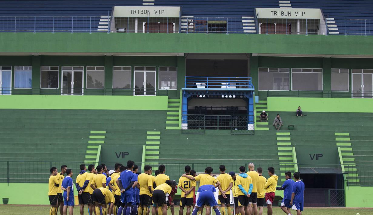 Para pemain Arema Cronus berlatih jelang laga menghadapi Sriwijaya FC pada Piala Jenderal Sudirman di Stadion Gajayana, Malang, Jumat (20/11/2015). (Bola.com/Vitalis Yogi Trisna)