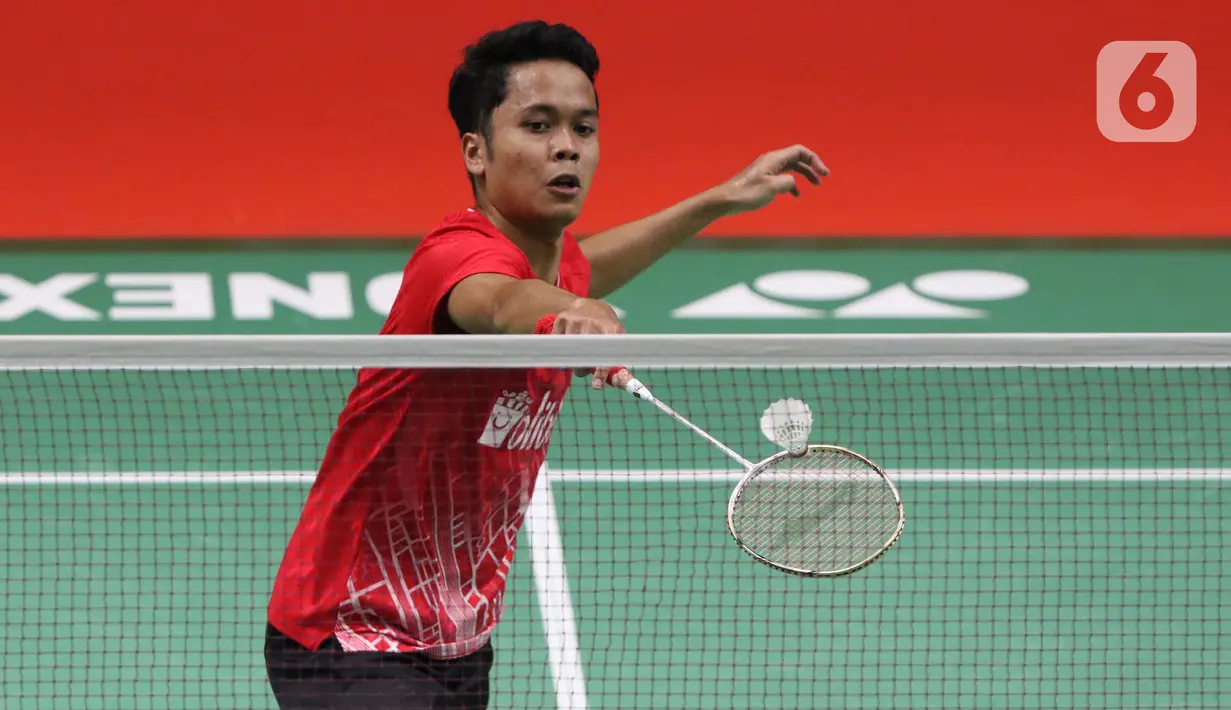 Pebulutangkis Indonesia, Anthony Sinisuka Ginting mengembalikan kok ke arah Tommy Sugiarto saat laga babak kedua tunggal putra Indonesia Masters 2020 di Istora GBK, Jakarta, Kamis (16/1/2020). Anthony Sinisuka Ginting unggul 21-16 21-15 dan melaju ke perempat final. (Liputan6.com/Helmi Fithriansyah)