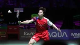 Pebulu tangkis tunggal putra China, Shi Yu Qi berusaha mengembalikan bola saat menghadapi wakil Denmark, Anders Antonsen pada laga final turnamen bulu tangkis Indonesia Open 2024 di Istora Senayan, Jakarta, Minggu (9/6/2024). Shi Yu Qi menang rubber-game 21-9, 12-21 dan 21-14 dan memastikan merebut gelar juara. (Bola.com/M Iqbal Ichsan)