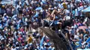 Para pendukung menyambut kepulangan Timnas Argentina usai menjuarai Piala Dunia 2022 di Buenos Aires, Argentina, 20 Desember 2022. Jutaan orang menyambut kepulangan Lionel Messi dan kawan-kawan bak pahlawan usai Argentina menjuarai Piala Dunia 2022. (AP Photo/Matilde Campodonico)
