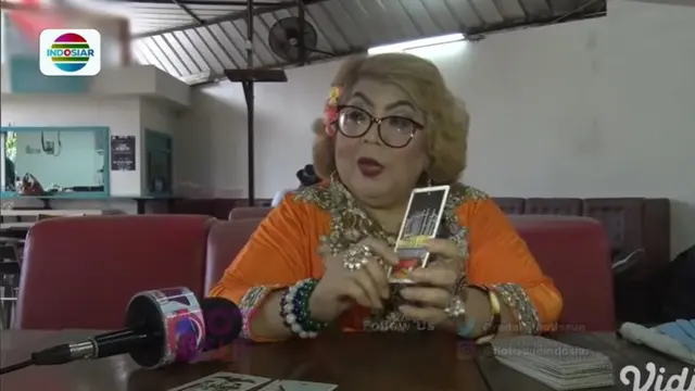 Eyang Ratih membaca pernikahan Ayu Ting Ting dan Aditya Jayusman melalui kartu Tarot (YouTube/ Indosiar)