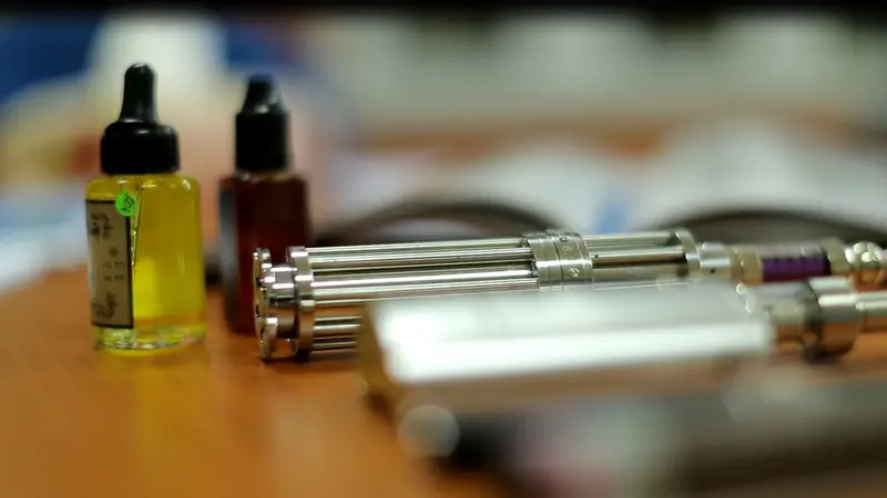 Rokok elektrik atau vape terdiri dari dua hal utama yakni alat (device) dan cairan (liquid). (Foto: Awan Harinto)