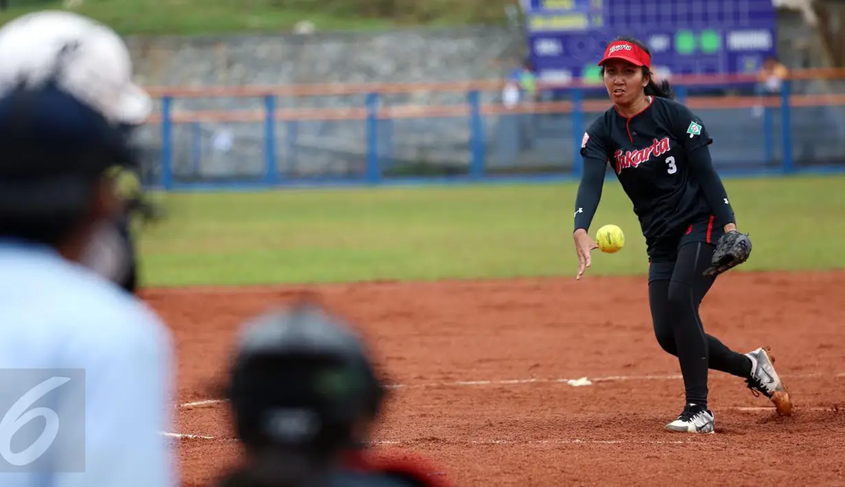 Pesoffball putri DKI Jakarta, Isti Dewiyanti melempar bola saat laga melawan Papua di penyisihan PON XIX di Lapangan Softball UPI, Bandung, Sabtu (24/6). DKI Jakarta menang 16-0 atas Papua. (Liputan6.com/Helmi Fithriansyah)