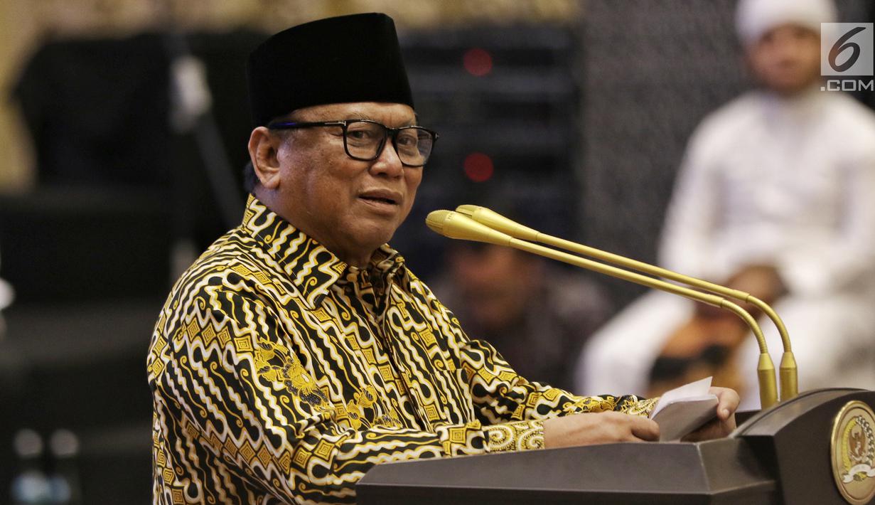 Ketua DPD Oesman Sapta Odang memberikan sambutan saat acara buka puasa bersama di Jakarta, Rabu (14/5/2019). Acara buka puasa tersebut dihadiri sejumlah tokoh-tokoh dan petinggi partai politik. (Liputan6.com/Johan Tallo)