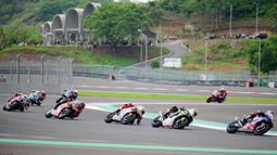 Hadirnya MotoGP di Sirkuit Mandalika membuka peluang untuk Indonesia menjadi tuan rumah balapan internasional lainnya. Sebab, area Sirkuit Mandalika masih banyak spot yang bisa digunakan untuk membangun fasilitas lainnya. (AFP/Bay Ismoyo)