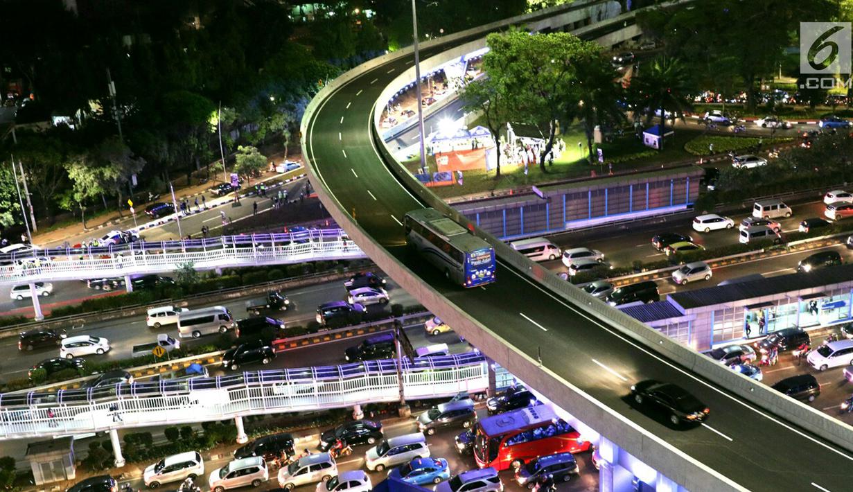 Sejumlah kendaraan melintasi Simpang Susun Semanggi di kawasan Semanggi, Jakarta, Jumat (28/7). Uji coba jembatan layang non tol yang dibangun dengan dana Rp 360 miliar ini diresmikan Gubernur Djarot Saiful Hidayat. (Liputan6.com/Angga Yuniar)