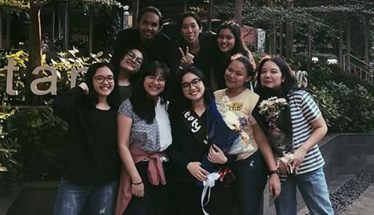 Setelah melewati berbagai proses yang cukup panjang, akhirnya Amanda telah melewati ujian skripsinya beberapa hari lalu. Meski masih ada tahap revisi, namun setidaknya ia sedikit lega dan tenang. (Instagram/auroramanda)