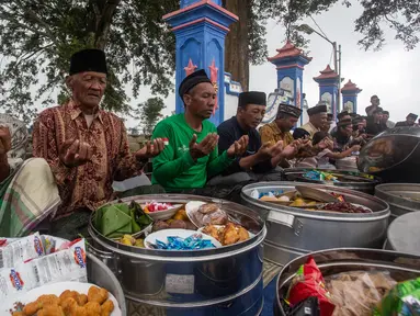 Umat Muslim berdoa bersama saat ritual tradisi Nyadran di depan sebuah pemakaman umum di Boyolali, Jawa Tengah, Senin 17 Februari 2025. (DEVI RAHMAN/AFP)