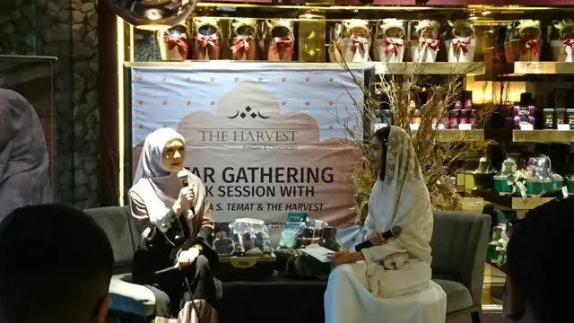 Celoteh Revalina S Temat Merancang Hijab Bertabur Swarovski