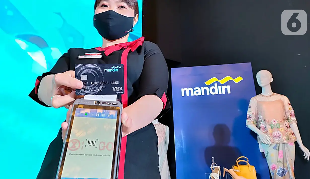 Model menunjukkan inovasi terbaru berupa alat pembayaran Mandiri EDC Android di Jakarta, Selasa (24/8/2021). Bank Mandiri mengenalkan EDC Android untuk memperkuat positioning sebagai modern digital banking melalui konsistensi dalam transformasi layanan. (Liputan6.com/HO/Mandiri)