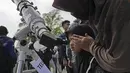 Fenomena ini disebabkan oleh perubahan jarak antara permukaan Bumi yang melengkung dengan Bulan sebagai objek yang menghalangi Matahari. (AP Photo/Tatan Syuflana)