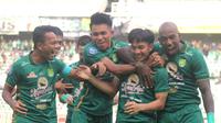 Pemain Persebaya Surabaya merayakan gol yang dicetak Muhammad Iqbal dalam laga kontra PSS Sleman pada pekan ke-27 BRI Liga 1 2023/2024 di Stadion Gelora Bung Tomo, Surabaya, Minggu (3/3/2024) sore WIB. Persebaya menang 2-1 atas PSS dalam laga ini. (Bola.com/Aditya Wany)