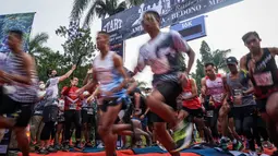 Sebanyak 93 peserta kelas Master mengawali lomba dari Stasiun Ambarawa. Kemenparekraf (Kementerian Pariwisata dan Ekonomi Kreatif), Sandiaga Uno (kiri) dan Walikota Bogor, Bima Arya ditunjuk menjadi pengibar bendera dan selanjutnya ikut berlari di rombongan ketiga. (Bola.com/Bagaskara Lazuardi)